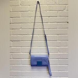 Chic Lavender Crossbody Bag with Elegant Closure